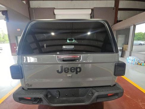 Used 2023 Jeep Gladiator Sport AWD/4WD image 7