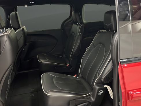 Used 2025 Chrysler Pacifica Limited FWD image 31