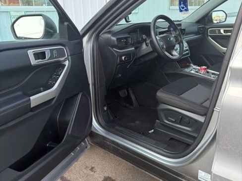 Used 2023 Ford Explorer XLT image 9
