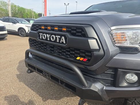 Used 2017 Toyota Tacoma TRD Sport w/ Tow Package (A/T) image 37