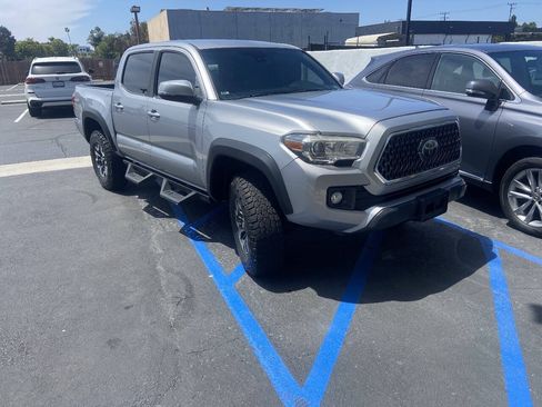 Used 2018 Toyota Tacoma TRD Off-Road RWD image 2