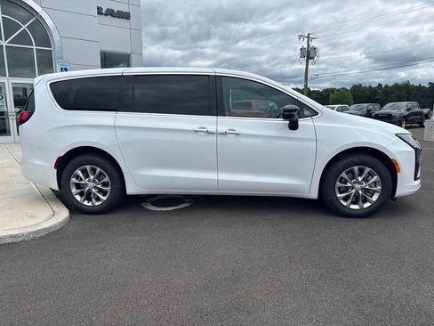 New 2027 Chrysler Pacifica Select AWD/4WD image 9