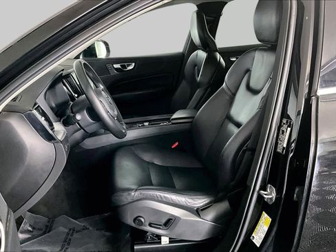 Used 2019 Volvo XC60 T5 Momentum w/ Premium Package AWD/4WD image 9