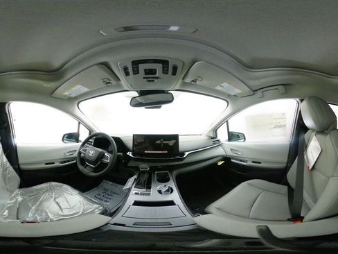 New 2026 Toyota Sienna XLE image 33