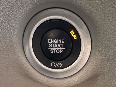 Used 2019 Chrysler Pacifica Touring-L FWD image 57