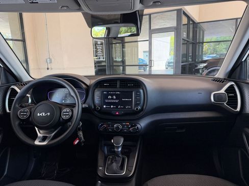 Used 2025 Kia Soul LX w/ LX Technology Package FWD image 28