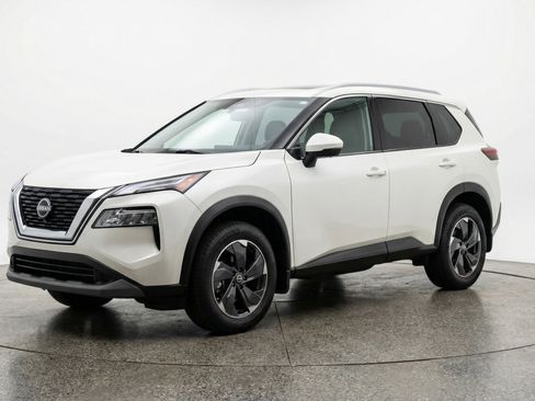 Used 2025 Nissan Rogue SV image 3