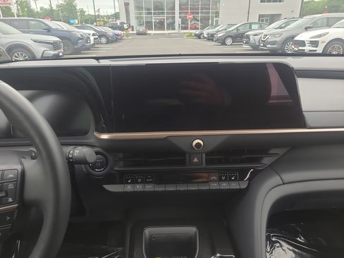 Certified 2025 Toyota Crown Signia AWD/4WD image 19