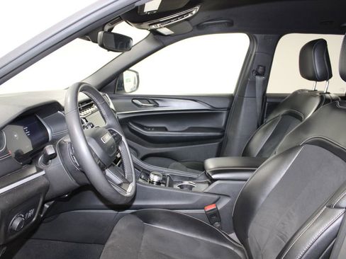 Used 2024 Jeep Grand Cherokee Altitude AWD/4WD image 17