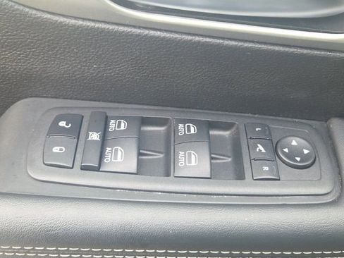 Used 2023 Chrysler Pacifica Limited w/ Uconnect Theater Family Group image 29