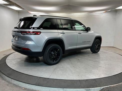New 2025 Jeep Grand Cherokee 4WD image 5