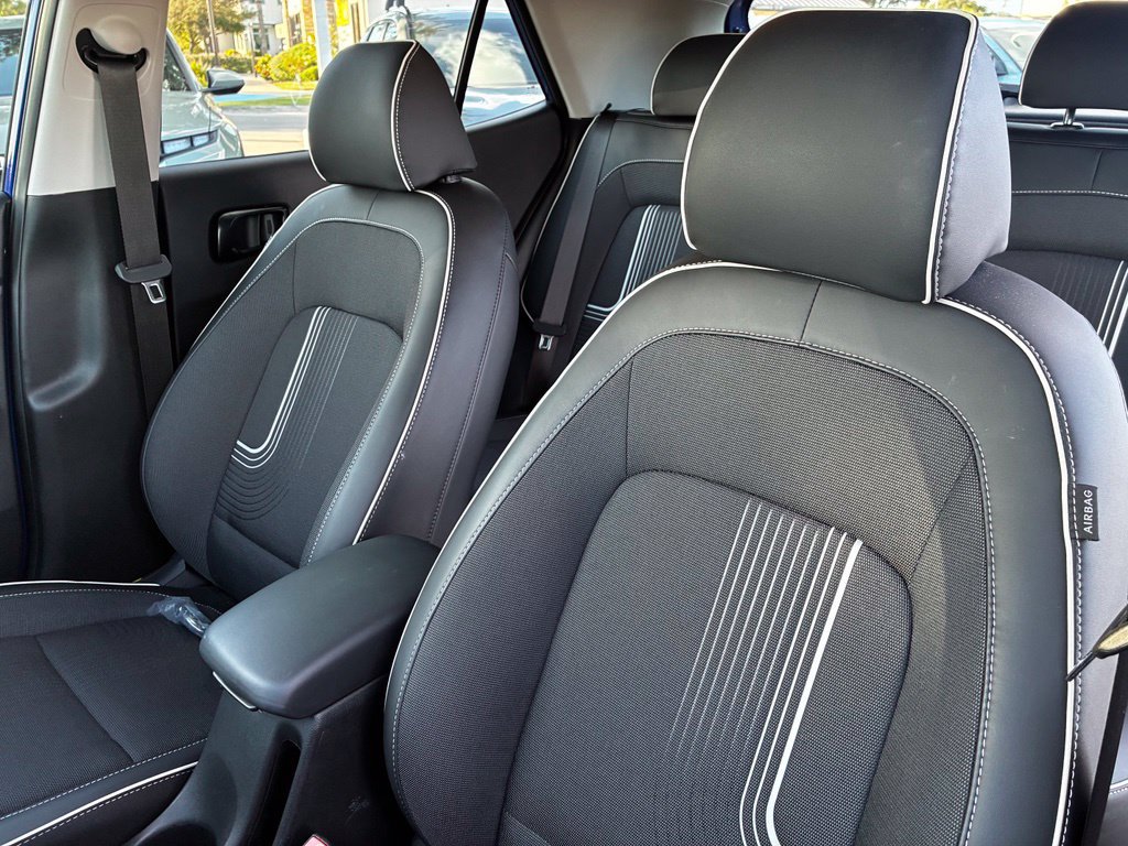 Used 2025 Hyundai Venue Limited FWD image 13