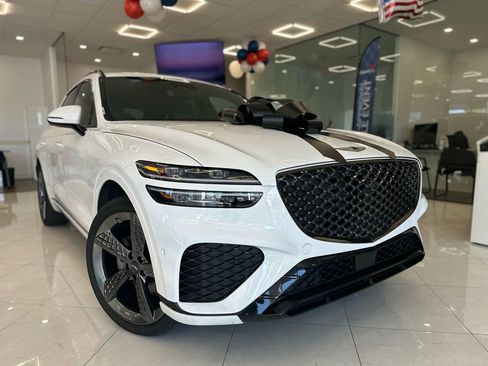 Used 2022 Genesis GV70 2.5T w/ Sport Prestige Package image 3