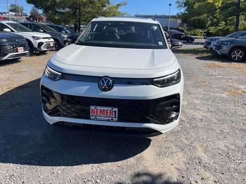 New 2025 Volkswagen Tiguan SE R-Line image 2