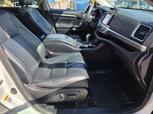Used 2018 Toyota Highlander SE FWD image 16