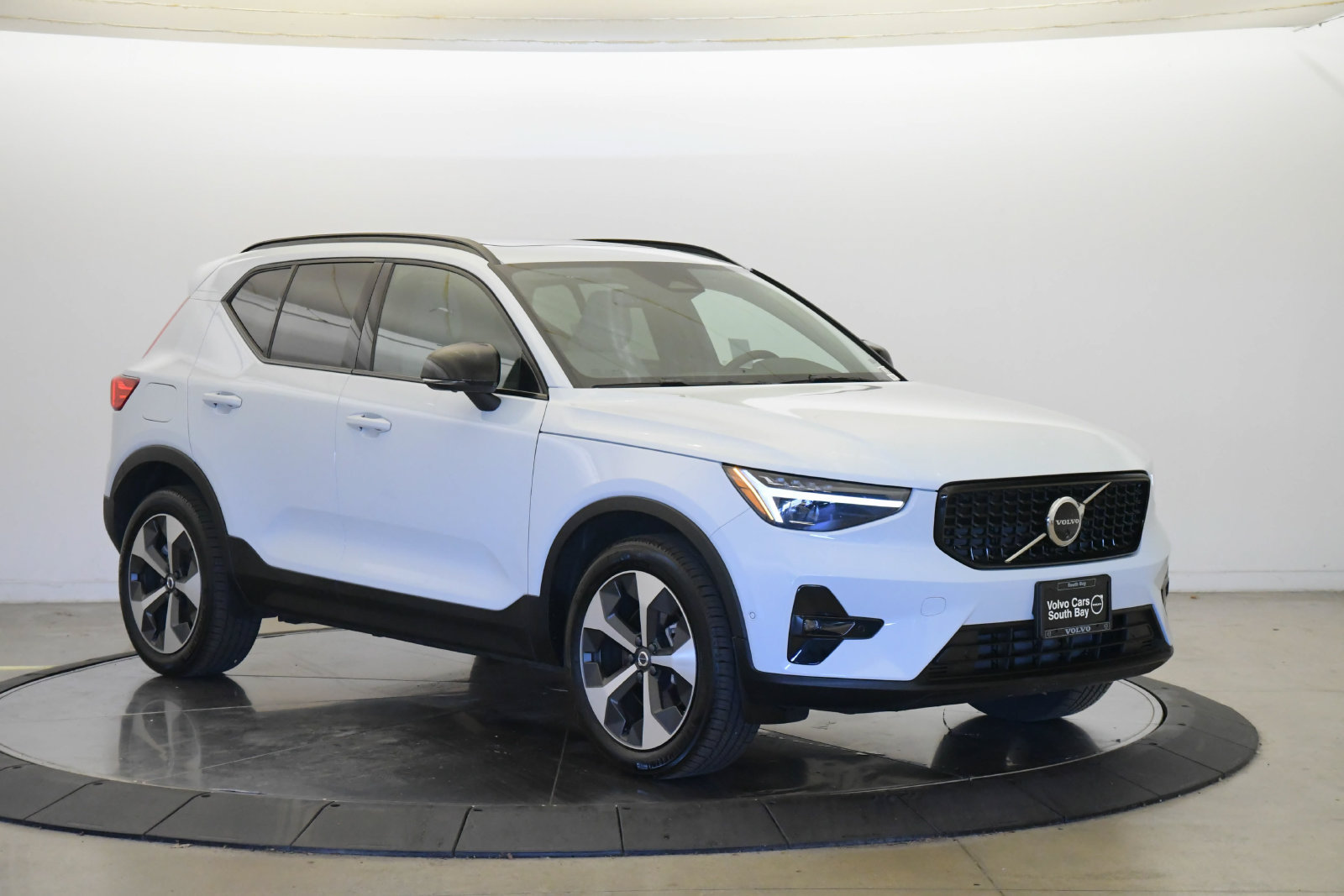 Used 2026 Volvo XC40 B5 Plus w/ Protection Package Premier AWD/4WD image 5