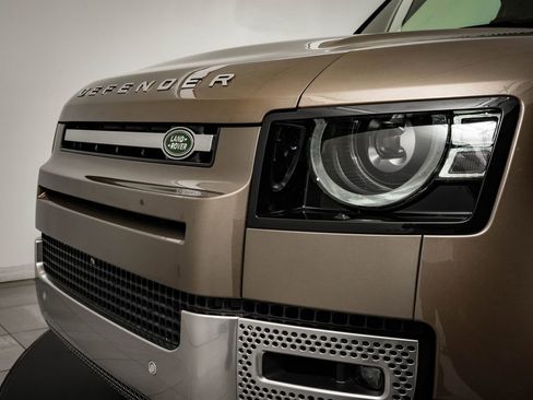 Used 2023 Land Rover Defender 90 SE image 3