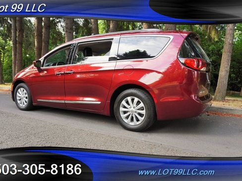 Used 2017 Chrysler Pacifica Touring-L FWD image 11