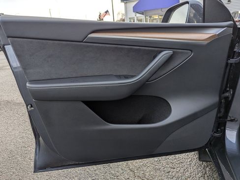 Used 2022 Tesla Model Y Long Range image 10