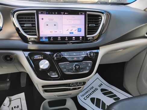 Used 2022 Chrysler Pacifica Touring-L image 8