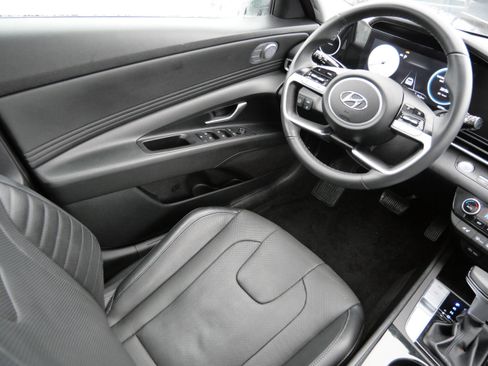 Certified 2022 Hyundai Elantra Limited w/ Preferred Accessory Package image 9