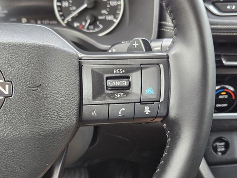 Used 2025 Nissan Rogue SV image 27