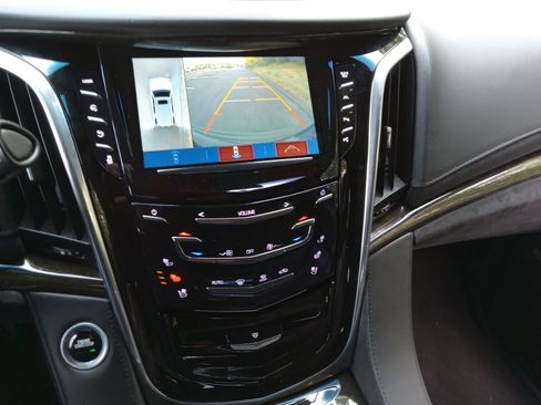 Used 2019 Cadillac Escalade Platinum image 16