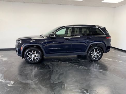 Used 2024 Jeep Grand Cherokee Limited AWD/4WD image 21
