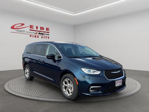 Used 2024 Chrysler Pacifica Limited AWD/4WD image 12