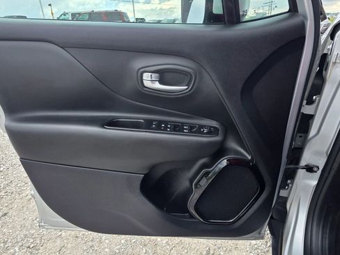 Used 2018 Jeep Renegade Altitude AWD/4WD image 13