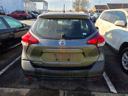 Used 2018 Nissan Kicks S image 9