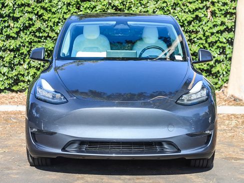 Used 2023 Tesla Model Y Long Range AWD/4WD image 2