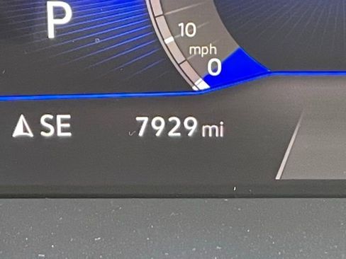 Used 2024 Volkswagen Tiguan SE w/ Panoramic Sunroof Package image 16