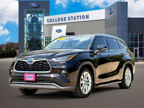 Used 2022 Toyota Highlander Limited AWD/4WD image 2