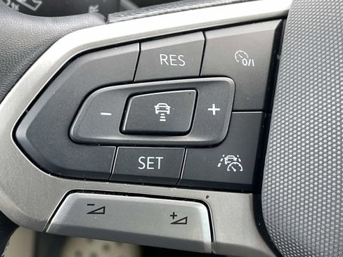 Used 2024 Volkswagen Tiguan SE image 22