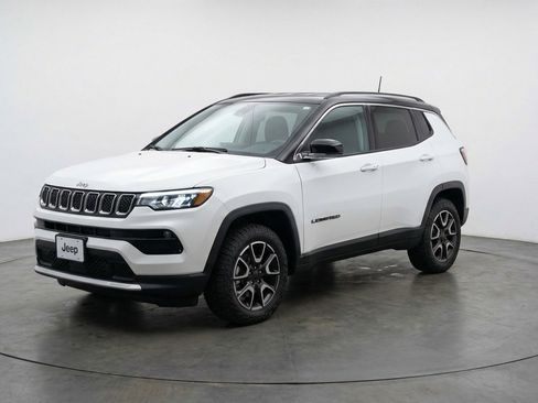 Used 2025 Jeep Compass Trailhawk image 3