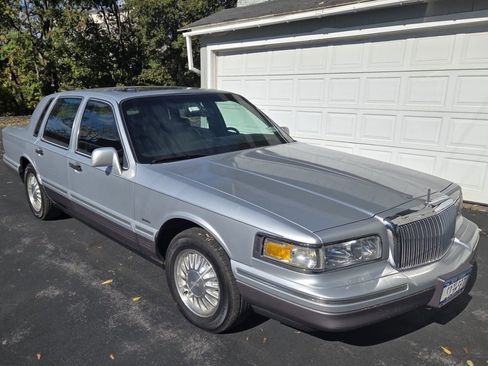 Used 1995 Lincoln Town Car Signature image 26