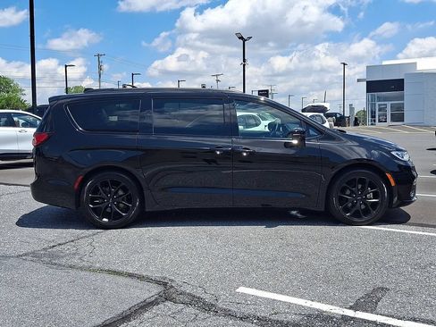 Used 2025 Chrysler Pacifica Limited FWD image 7