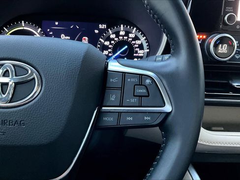 Used 2020 Toyota Highlander XLE image 22
