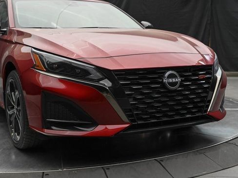 Used 2025 Nissan Altima 2.5 SR image 3