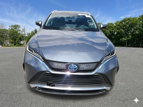 Used 2024 Toyota Venza XLE AWD/4WD image 3