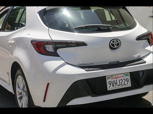 Used 2025 Toyota Corolla SE w/ SE Package FWD image 11