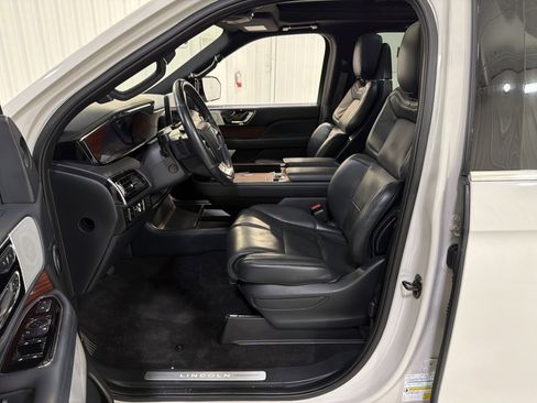 Used 2023 Lincoln Navigator Reserve image 11