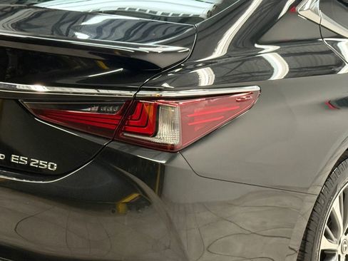 Used 2021 Lexus ES 250 w/ Premium Package image 11