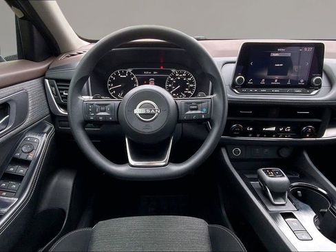 Used 2023 Nissan Rogue SV FWD image 5