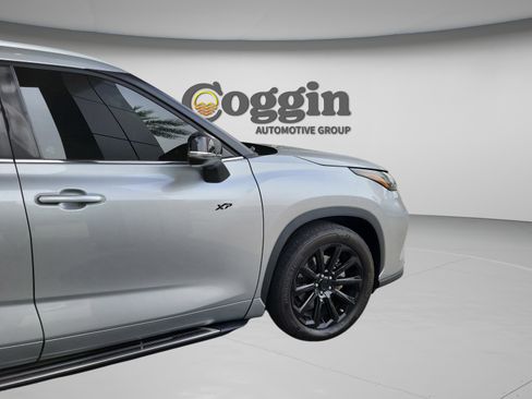 Certified 2023 Toyota Highlander XLE image 29