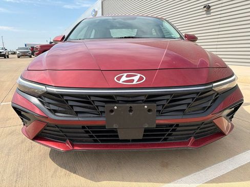 Used 2025 Hyundai Elantra SEL FWD image 9