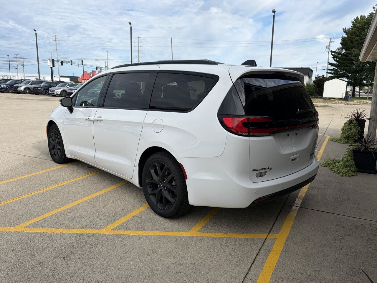 Used 2025 Chrysler Pacifica Limited FWD image 5