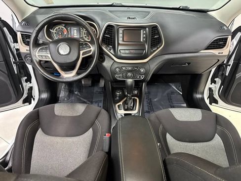 Used 2018 Jeep Cherokee Latitude w/ Safety Group AWD/4WD image 2