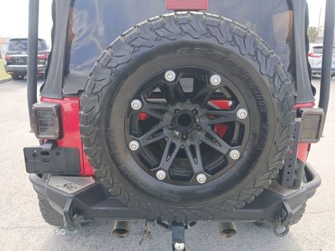 Used 2015 Jeep Wrangler Unlimited Sahara w/ Connectivity Group AWD/4WD image 14